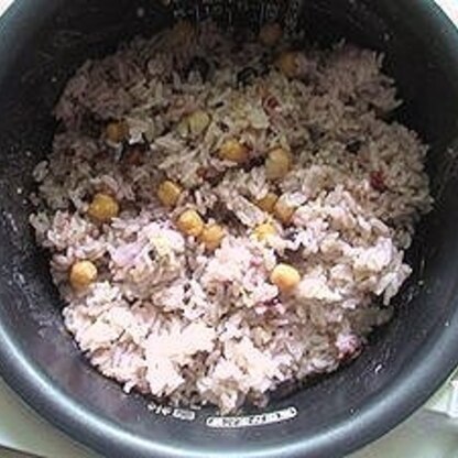 こんにちは（vv*）　わが家は雑穀米を炊いているのでお豆さんを投入です。　栄養価がUPするのにヘルシーなごはんはとっても体に優しいですね。美味しかったです＾＾*